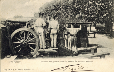 123352 Afbeelding van een exercitie met geschut door manschappen van het 1e Regiment der Vestingartillerieachter de ...